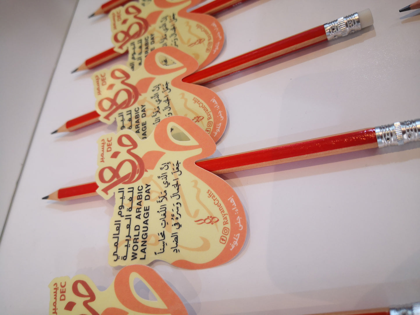 أقلام رصاص مع بطاقة صغيرة